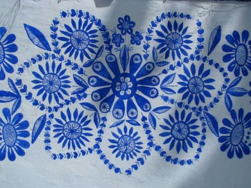 magicbunni: lesstalkmoreillustration:    Anežka (Agnes) Kašpárková   (via 90-Year-Old Czech Grandma Turns Small Village Into Her Art Gallery By Hand-Painting Flowers On Its Houses | Bored Panda)   A master at work. Wow! 8D 