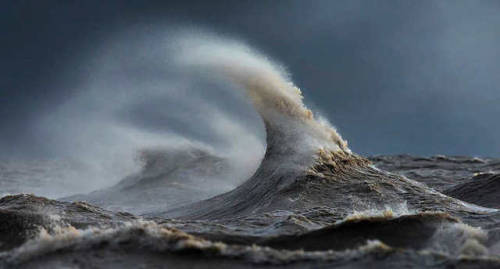 ohthentic:  bordjack:  colbert64: Liquid Mountains – Les vagues puissantes du Lac Erie photographiées par Dave Sandford   Avec sa série Liquid Mountains, le photographe canadien Dave Sandford (Instagram) a cherché à capturer toute la puissance et