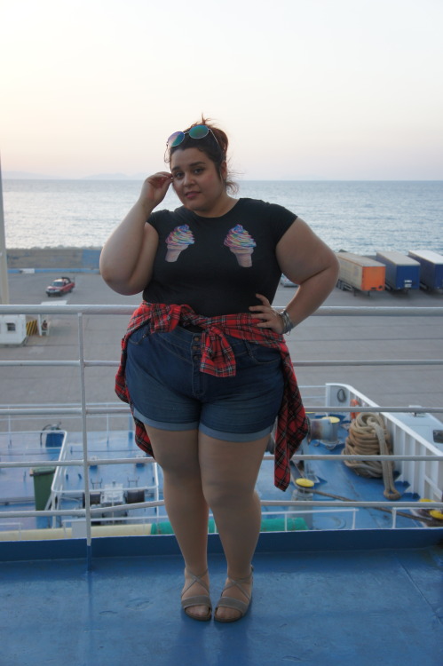 lulinix:  The sunset, the sea and, me. (◡‿◡✿)(Shirt:VIntage•Shorts:AsosCurve•Top:H&M) adult photos