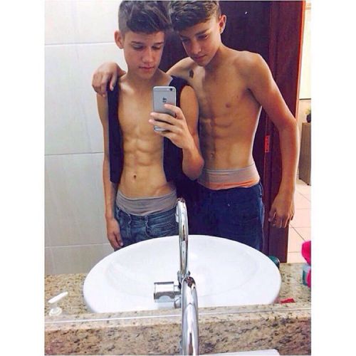 https://horniboisteenbois.tumblr.com/post/166505313705