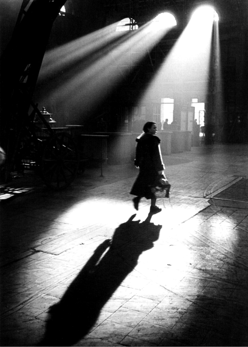 onlyoldphotography:Toni Schneiders: In the Morning before 8, Frankfurt am Main, February 1951