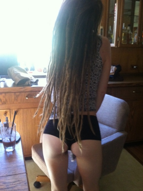 fourteenfortyseven:  dayzea:  Home alone and tired of clothes  Lololololololol so tru 