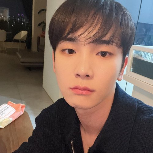 bumkeyk2021 년은 저에게 잊을 수 없는 추억이 가득한 시간이었습니다.샤이니 활동으로 시작해 솔로 앨범과 놀토와 나혼산으로 인사 드렸었는데 2022 년에도 재미있는 모습과 