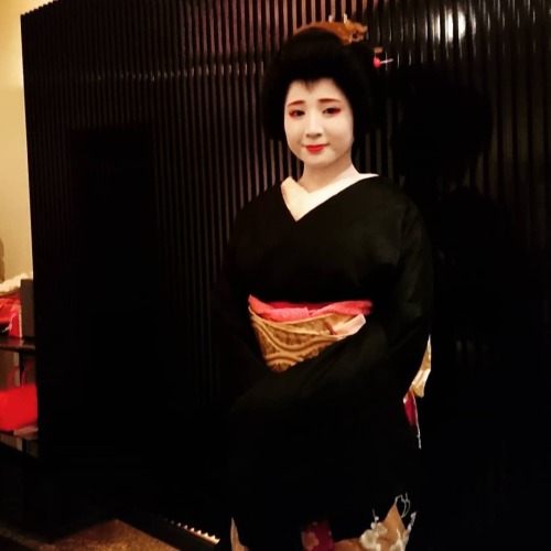 Geiko Umehina during her erikae(SOURCE)