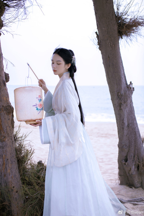 simply-zhouye:Gu Xiang in an alternate universe ~ Zhou Ye looking soft and etherally pretty in white