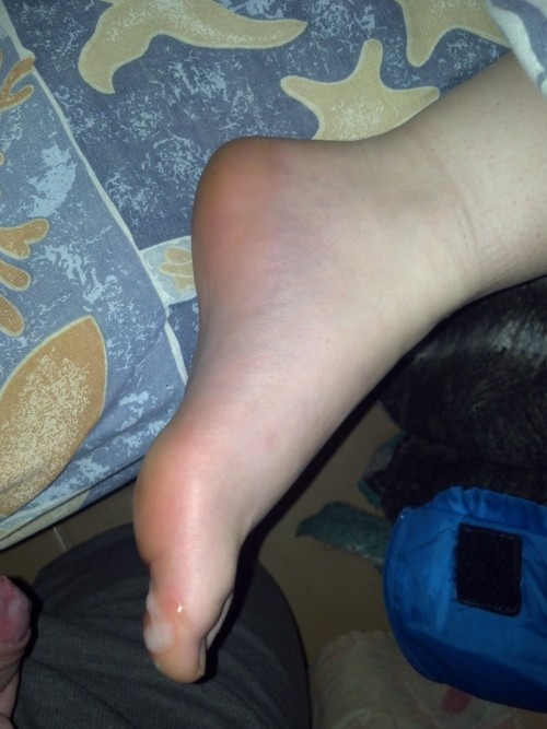 betterwithfeet:  There ain’t no fun without cum on her foot 