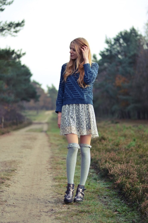 http://www.fashionwasmysecondlove.com/2015/01/outfit-blue-vintage-sweater.html