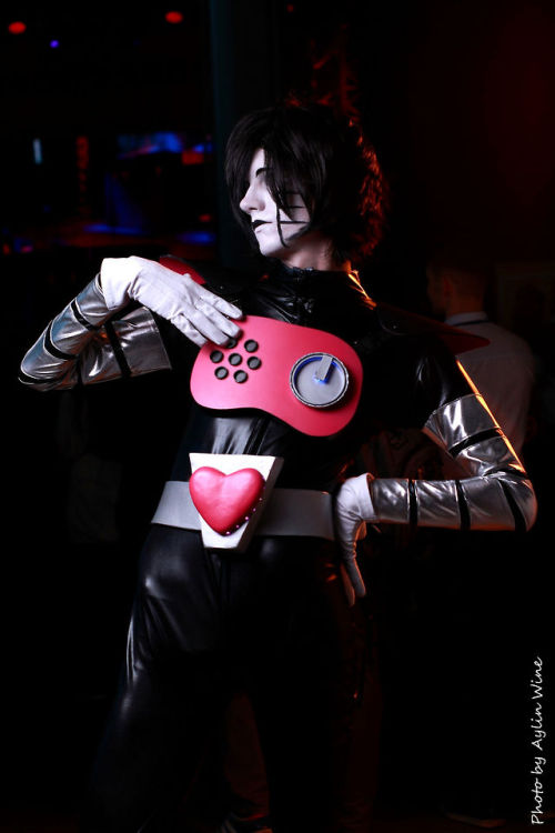 Hey, I&rsquo;m back! :3 Some Mettaton cosplay pics from Starcon Halloween 2018 ~ More stuff late