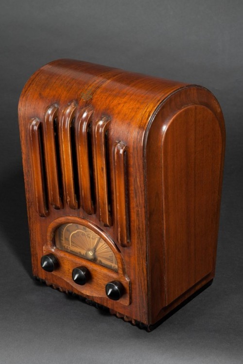 Emerson Model AU-213 Mini Tombstone Radio (USA, 1938)The cabinet was created for Emerson by the E. I
