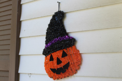 creek-nymph:bought Halloween decor for the first time 