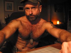 planesdrifter:  Follow planesdrifter: trueTHAT if you’re an admirer of older, hairy natural and muscular men. Check it out and the archive too or the live cams. 