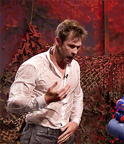 thoresque:  Water War with Chris Hemsworth [link] 