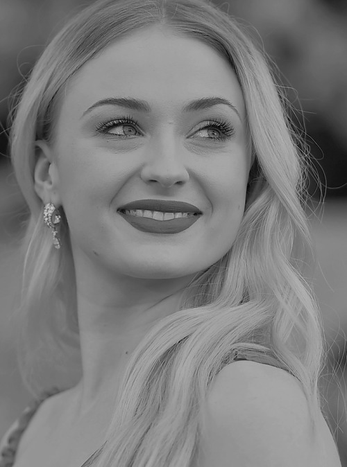 bwgirlsgallery:Sophie Turner attends the 23rd Annual Screen Actors Guild Awards at The Shrine Expo H