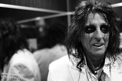 #AliceCooper post show in #Paris on December 3rd, 2017. We have another night off here in Paris agai