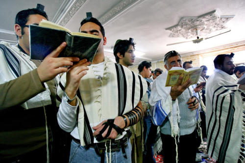 Members of Iran’s Jewish community praying at the Tomb of Daniel in Shush (ancient Shusan), Iran. Ph