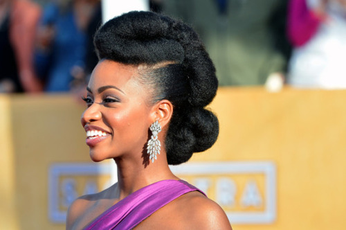 fulltimefashion:  Teyonah Parris and her amazing hair looking gorgeous at the SAG Awards. LOVE!