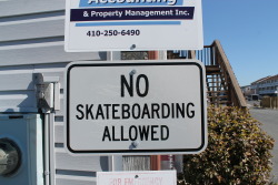 neqative:  p1nky-swear:  no skateboarding ya feel  no. 
