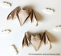 halloweencrafts:  DIY Origami Bats from Vitamini Handamde. This link leads you to a video for making these DIY origami bats. 
