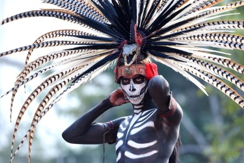sconniebelle: educacion-mexicana: Mexico City’s Day of the Dead Parade My culture is so beauti