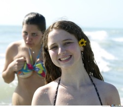 Crowdieszentryists:hilarious Photobombs# 1 Life’s A Beachtalk About Extremes! The