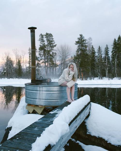 whiskandwhittle:Source IG @andreadabeneMy plans for later… hot tub and watch the snow fall