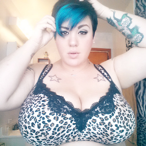 justabebopbaby:  jamzz3454:  justabebopbaby:  love-em-nerdncurvy:  DAMN JENN!!! 