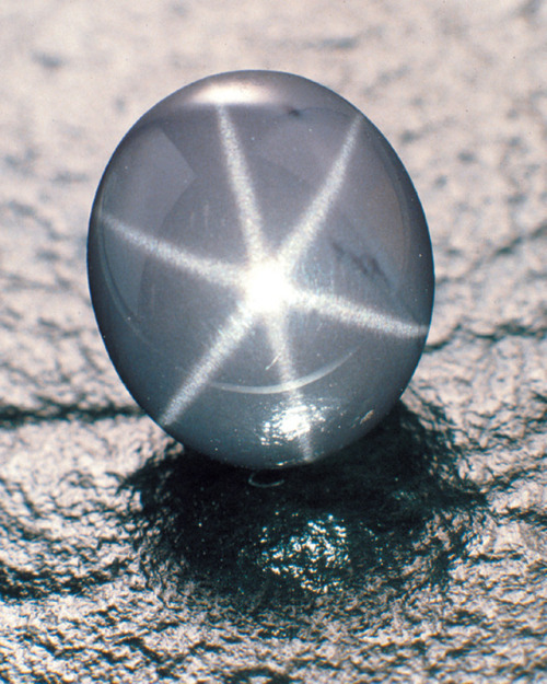 doctornanitesreblogs:An optical effect known as asterism cases the highlight of a gem to appear like