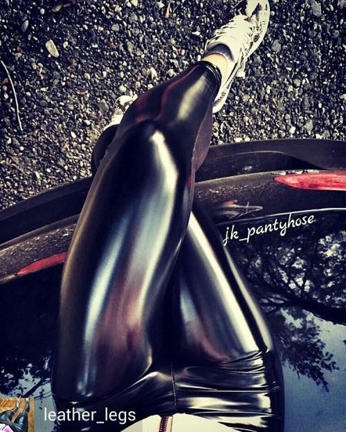 @Regrann from @leather_legs  -  @jk_pantyhose #sexyleg#lingerie#wetlookleggings#fetishfashion#fetish