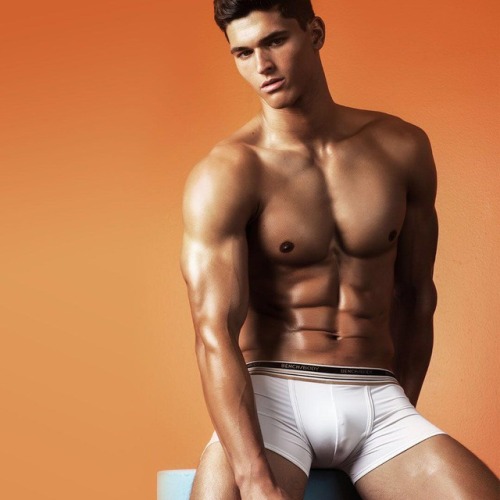 meatmarketblog:  @trevorsiggs for @benchbodyph