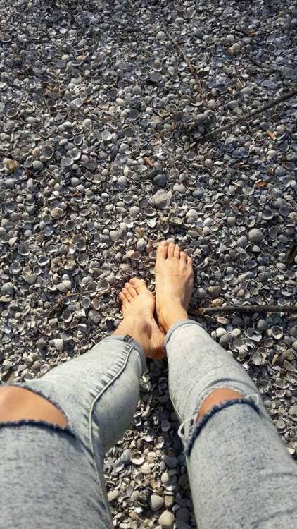 Our barefoot superstar SWAINS has just sent a present for her many fans.. some pictures from her recent holidays in the Netherlands (some selfies of her sexy bare feet, and a couple of shots taken by a non-barefooting friend of hers). The pictures were