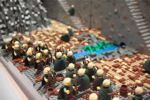 something-spoopy:  brain-food:  The Battle of Helm’s Deep already has its own official LEGO version, but the licensed set has nothing on this mind blowing set built by Lord of the Rings fans Rich-K and Big J. As where the official LEGO version features