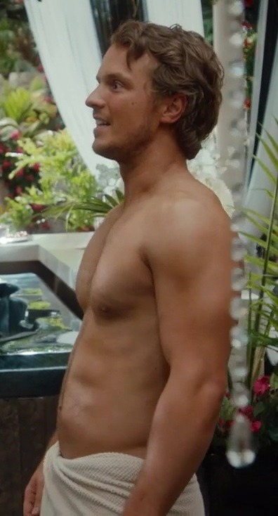 hotashellcelebmen:  More here : https://auscaps.me/2016/07/21/freddie-stroma-shirtless-in-unreal-2-07-ambush/