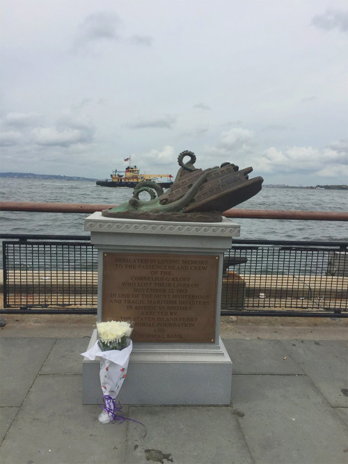 itscolossal:  Elaborate Bronze Memorial Dedicated to Staten Island Ferry Octopus Attack Tricks Tourists   Muahahaha!