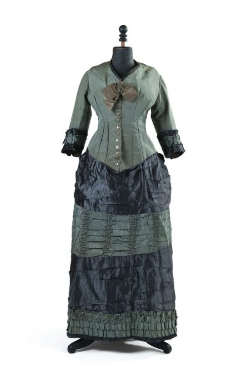 Day dress ca. 1880-85From Enchères Sadde via Interencheres