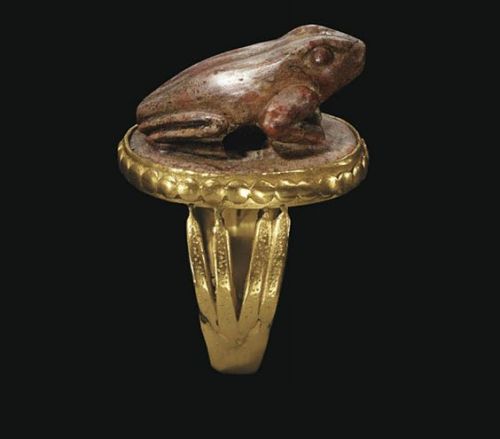 gemma-antiqua: Ancient Egyptian agate frog ring, dated to 664-30 BCE. Found on Christie’s