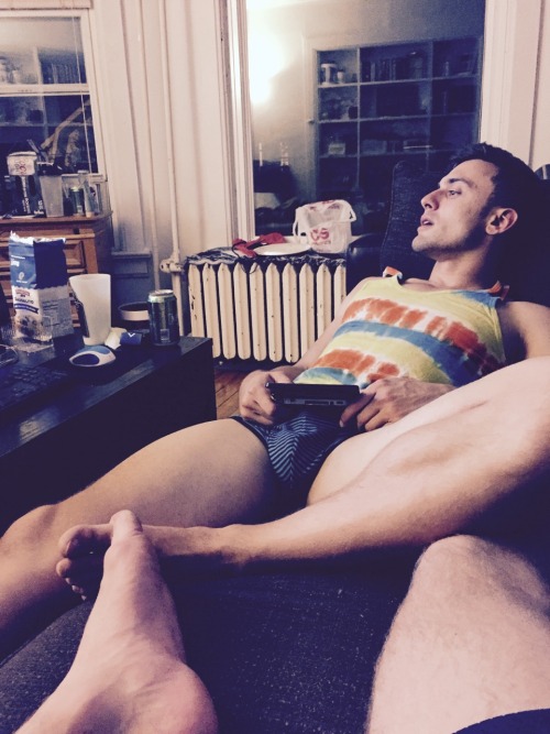 beechnutt:  Hangin on the couch 👌🏼