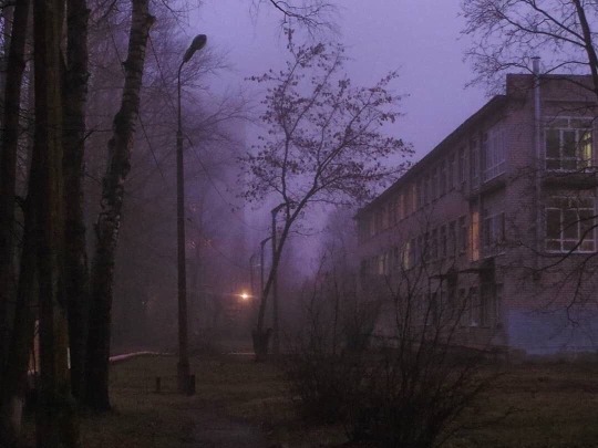 “Fog descends on the deserted city“