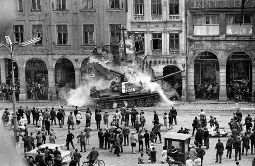 Soviet tank T-62 crashes into a building in the town of Liberec, Prague, Czech, 1968 - Interfoto