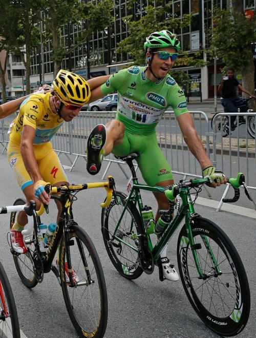 letters-from-saint-helena: Peter Sagan & Vincenzo Nibali おまえ足のニオイすげーな！