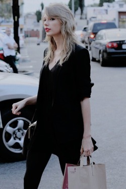 citynightsandfairylights:  my life revolves around taylor swift in all black 