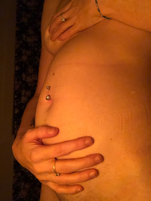 bloatedbelly424:It’s good to be back and getting big and bloated mmm tonight’s round belly 🤤🤤 I love it I’m soo huge gotta give all this belly rubs and a slap 