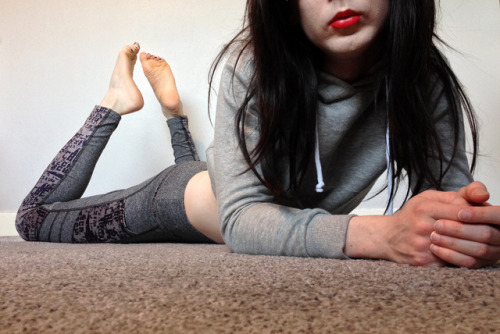 feetcdadore:Yoga is hard to do in heels so I had to take them off, that just gives you more reason t