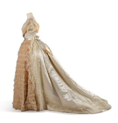 Evening dress ca. 1868From Enchères Sadde via Interencheres