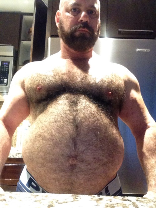 cool-damsmuscle:  After a belly beer stuffing 24 cans of beer !