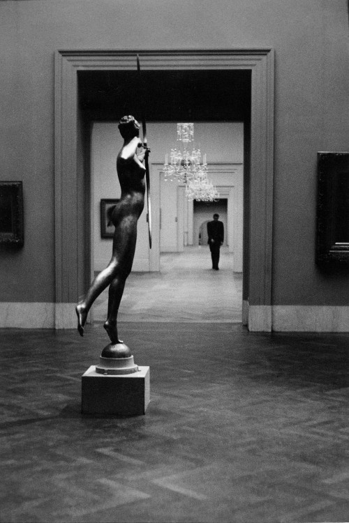 houkgallery: Elliott Erwitt (American, b. France, 1928)Metropolitan Museum, New York City, 1949©