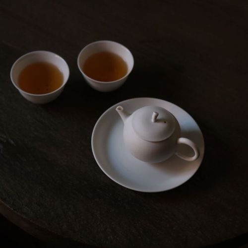 Morning tea. 和紅茶を中国茶式に。 朝から良い香りに包まれ幸せ ・ （卵殻茶壺、卵殻TBソーサー、卵殻茶杯大） ・ #和紅茶 #中国茶 #茶壺 www.instagram.