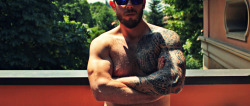 begmetocome:  Sun’s out .. guns out ;-)  O_O cool