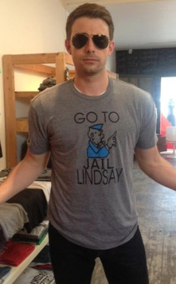 lulz-time:  ethan-lawson-wate: JONATHAN BENNET WHO PLAYED AARON SAMUELS IN MEAN GIRLS IS WEARING A “GO TO JAIL LINDSAY” SHIRT IM SCREAMING 