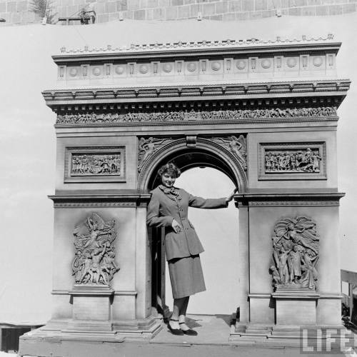 Ingrid Bergman hanging out at the Arc de Triomphe(Allan Grant. 1947)