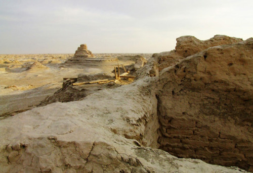 incandescent-justice:mostly-history:Ruins of Loulan (Xinjiang, China).Loulan was a desert oasis city